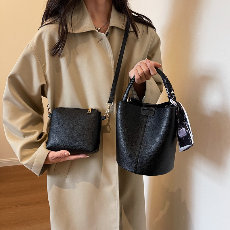 Red PU Bucket Shoulder and Cro - Luxury Bags On Sales avaliação e preço